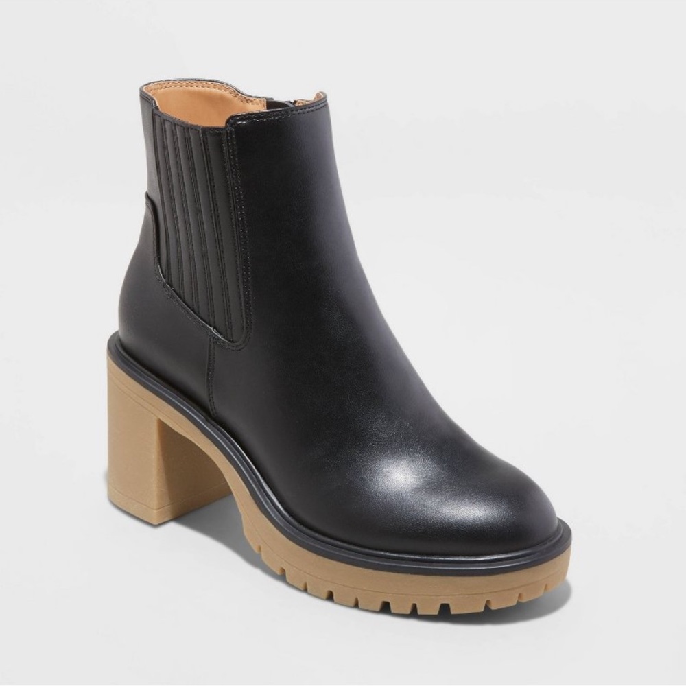 NWOT. Universal Thread Black Katrina Platform Boots.
